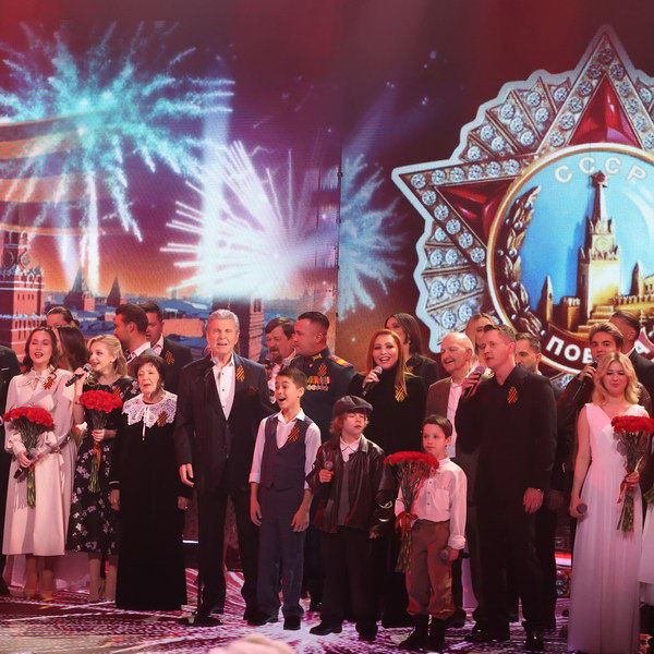 Участники, наставники и звездные гости исполнят военные песни в «Голосе Победы» на Первом канале