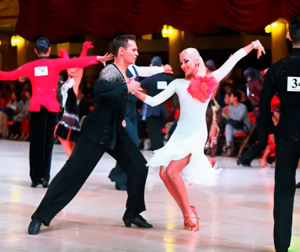 Студия бального танца "Dance Code Ballroom" ищет педагогов по спортивным бальным танцам