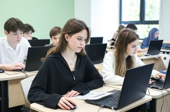 Эксперты выяснили, как по-разному родители и дети воспринимают взросление
