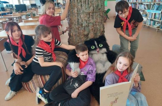 В День русского языка в хабаровском Краевом центре образования дети на сцене прочли стихи Пушкина